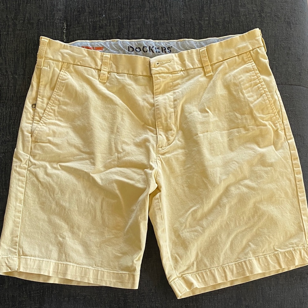 Dockers Men's Cream Flat Front Shorts